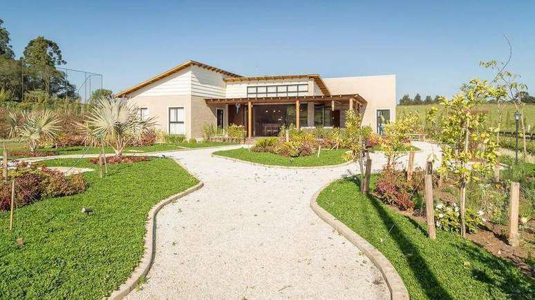 29. Casa de campo bonita com um jardim grande. Projeto por Juliana Lahoz