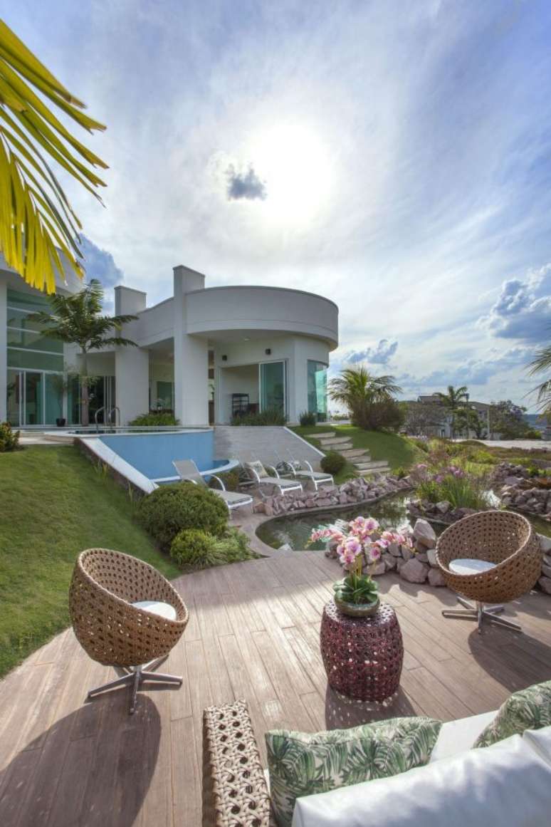 48. Casas bonitas com piscina possuem um ar aconchegante e relax. Foto:  Iara Kilaris