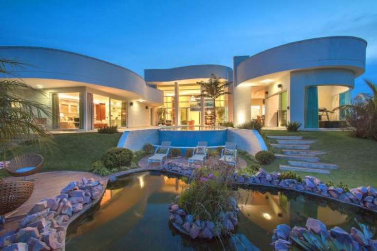 49. As casas bonitas são ainda mais incríveis com design imponente. Projeto por Iara Kilaris