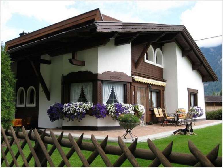 64. Os canteiros de flores são perfeitos para casas bonitas. Por: Viva Decora.