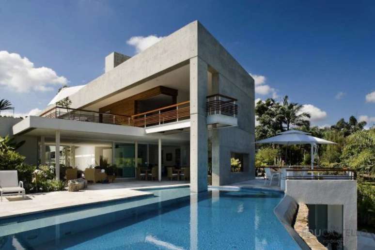 76. Casas bonitas com piscinas são verdadeiros resorts no dia a dia. Por: