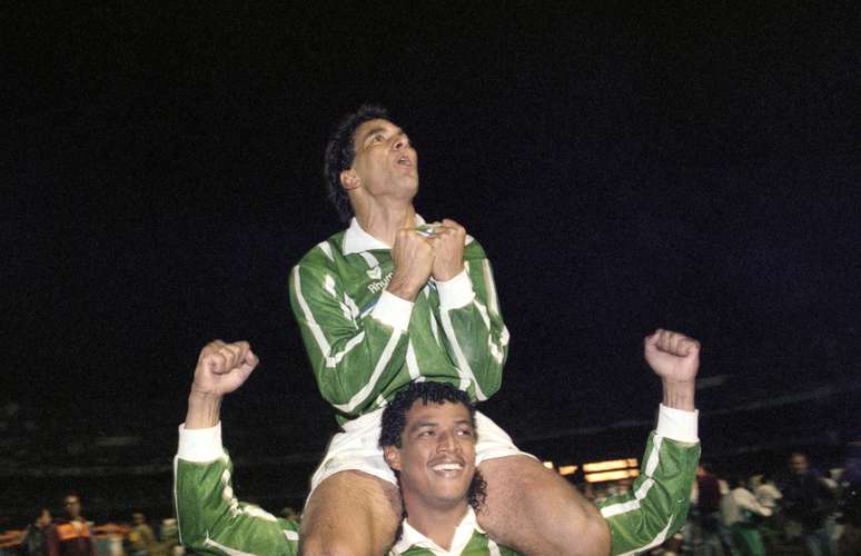 Edmundo comemora o título paulista de 1993 nos ombros de seu colega de time Tonhão