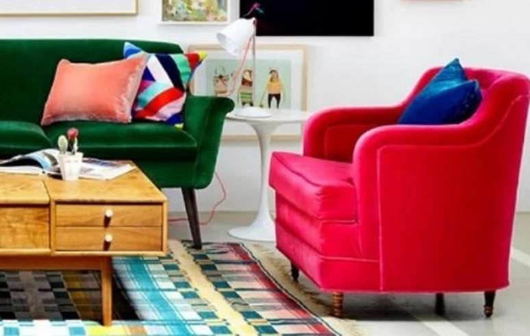 7. Poltronas decorativas com cores quentes. Fonte: Panorama Móveis