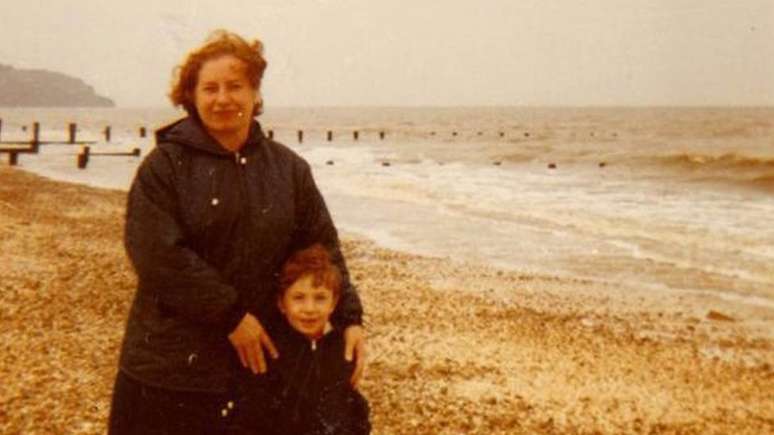 A av&oacute;, que aparece na foto com o pai de Hayley, morreu devido a um c&acirc;ncer de mama quando tinha 49 anos