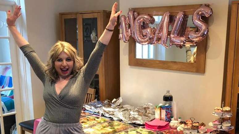 Antes da cirurgia, Hayley fez uma "festa de despedida dos seios"