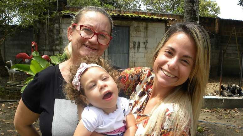 Ana com a filha e a neta; todos os membros da família já pegaram pelo menos uma das doenças transmitidas pelo aedes aegypti: zika, dengue e chikungunya