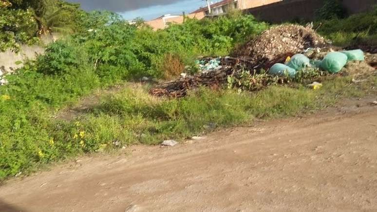 No bairro de Tabuleiro do Pinto, as casas não têm esgoto tratado, a rua não tem asfalto e há muito lixo espalhado pelo mato