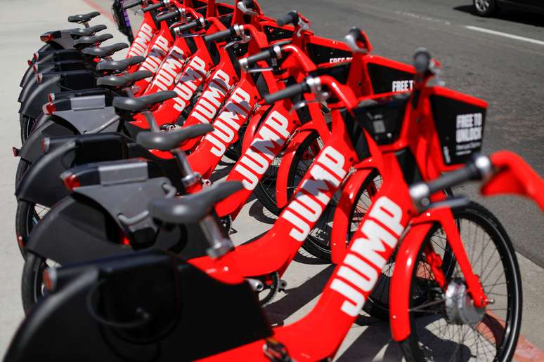 Bicicletas el&eacute;tricas  "Jump", do Uber, estacionadas numa rua em San Diego, Calif&oacute;rnia. 23/4/2019.  REUTERS/Mike Blake 