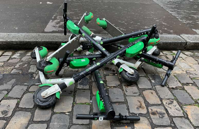 Patinetes el&eacute;tricos da norte-americana Lime em rua de Paris.
REUTERS/Christian Hartmann