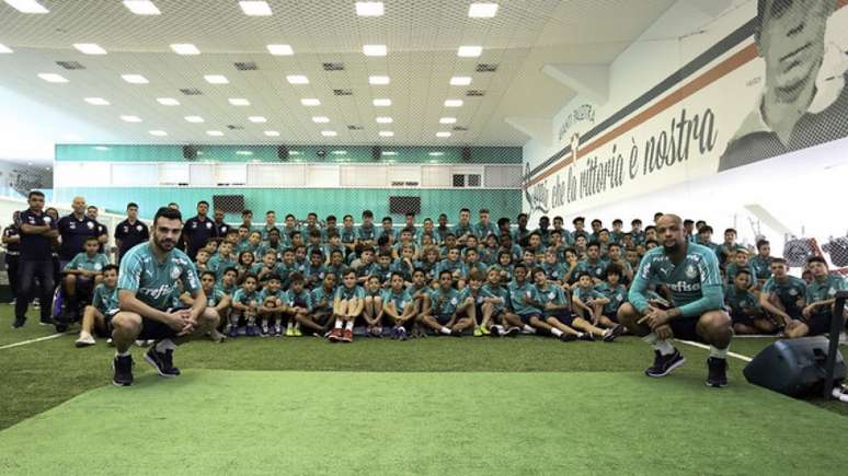 Bruno Henrique e Felipe Melo deram palestra aos garotos na Academia de Futebol (Fabio Menotti/Agência Palmeiras)