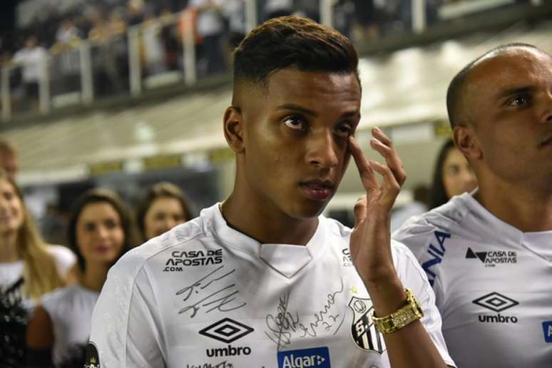 Rodrygo foi homenageado no intervalo do jogo contra o Corinthians, na Vila Belmiro (Ivan Storti/Santos FC)