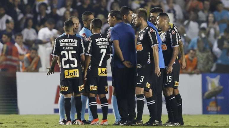 Fábio Carille com os jogadores do Corinthians reclamando com o árbitro após derrota (Marco Galvão/Fotoarena)