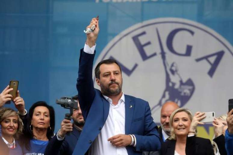Matteo Salvini lidera comício da extrema direita em Milão