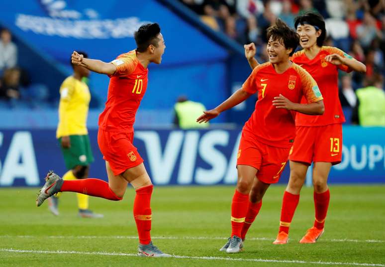 Seleção da China comemora gol sobre a África do Sul