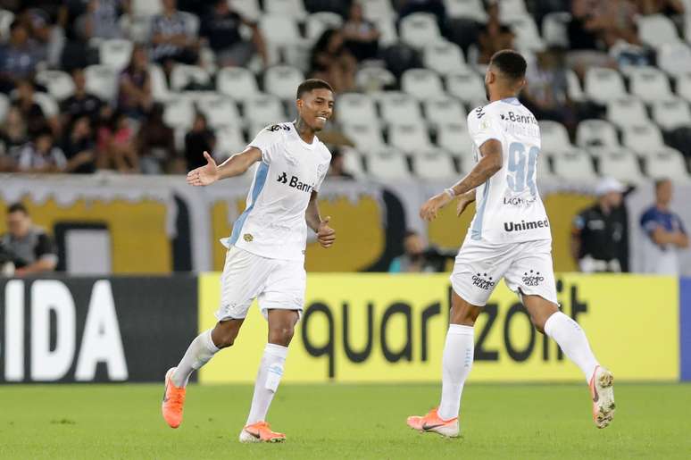 Jean Pyerre comemora seu gol durante partida entre Botafogo X Gremio válida pela nona rodada do campeonato Brasieiro 2019 no estádio Nilton Santos nesta quarta-feira (12/06).