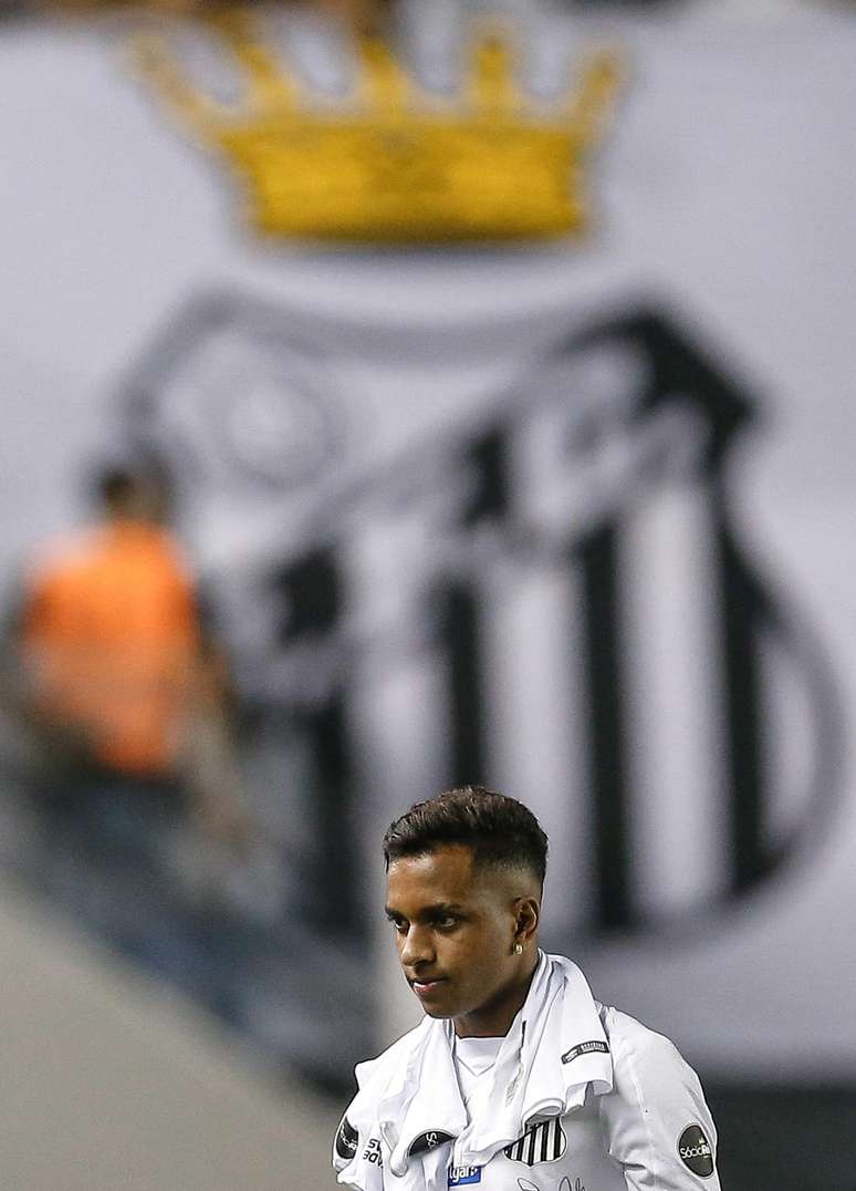 O jogador Rodrygo se despede do Santos durante intervalo partida entre Santos x Corinthians válida pela 9a rodada do Campeonato Brasileiro 2019, realizada no Estádio Urbano Caldeira, conhecido como Vila Belmiro, em Santos/SP na noite desta quarta-feira (12). O jogador foi contratado pelo Real Madrid da Espanha.