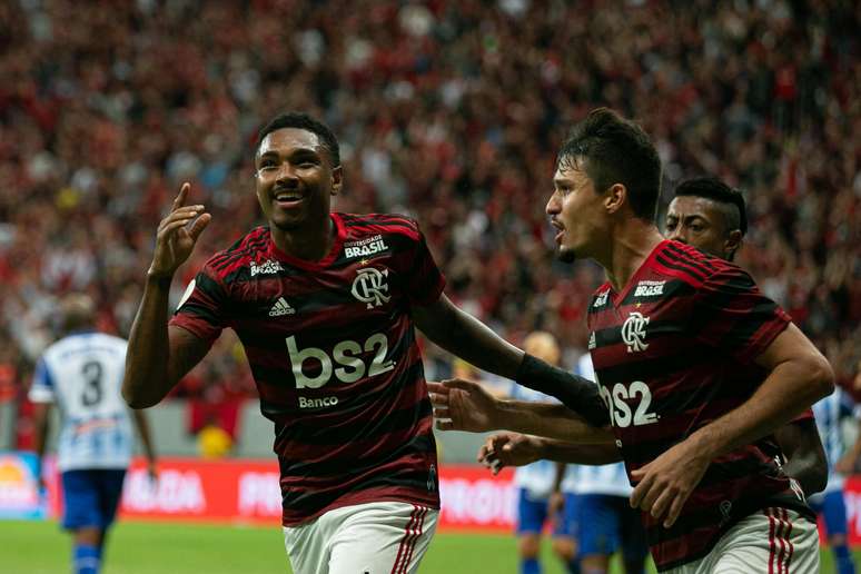 CSA enfrenta o Flamengo nesta quarta-feira (12), pela 9º rodada do Brasileirão - Série A no Estádio Mané Garrincha em Brasília. EM destaque o jogador Vitinho, autor do primeiro gol do Flamengo.