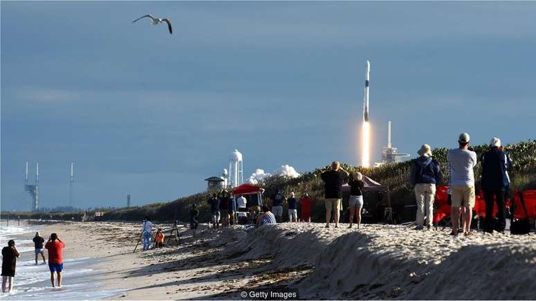 Empresas privadas como a SpaceX ainda estão testando seus veículos e não enviaram pessoas ao espaço