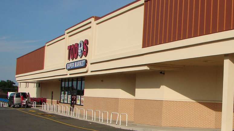 Castro e sua mulher, Gladis, decidiram mudar o nome da loja: de "La Cuzcatleca" para "Todos". Esta &eacute; a loja principal hoje, muito maior que a primeira