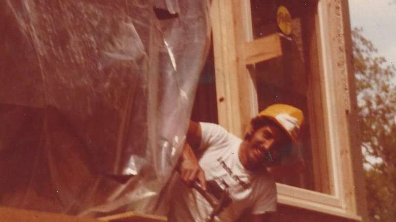 Um emprego na constru&ccedil;&atilde;o civil permitiu a Carlos come&ccedil;ar a ganhar um pouco mais de dinheiro