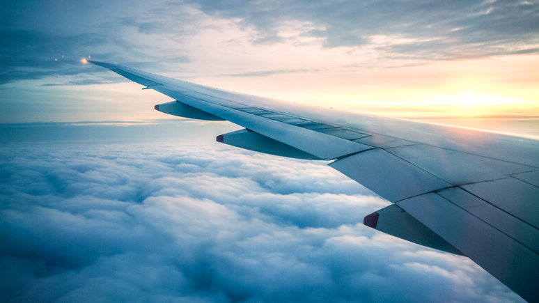 Viajar de avião gera mais emissões de CO2 que viajar de trem