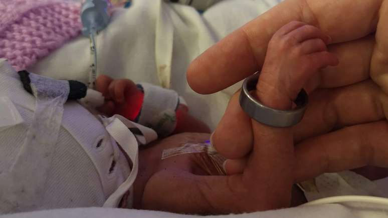 Ivy era t&atilde;o pequena que o anel do pai encaixava no pulso dela