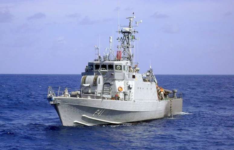 O navio-patrulha Gua&iacute;ba, que participou do resgate de nove tripulantes em alto-mar