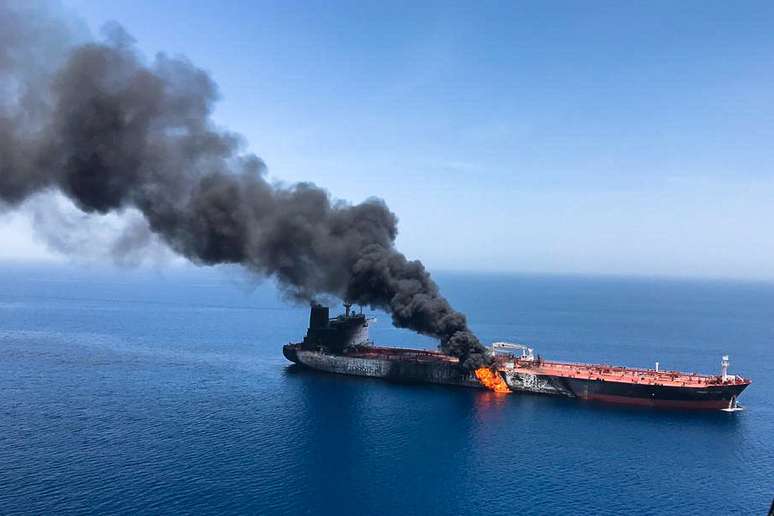 Navio petroleiro em chama no Golfo de Omã
13/06/2019
ISNA/via REUTERS