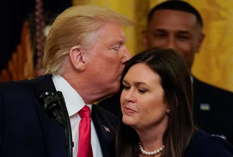 Presidente dos EUA, Donald Trump, beija porta-voz da Casa Branca, Sarah Sanders, na Casa Branca
13/06/2019
REUTERS/Kevin Lamarque