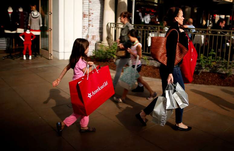 Pessoas fazem compra em shopping em Los Angeles
26/11/2013
REUTERS/Lucy Nicholson