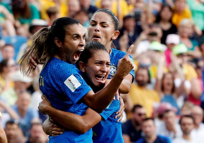 Marta comemora gol com companheiras da Seleção brasileira