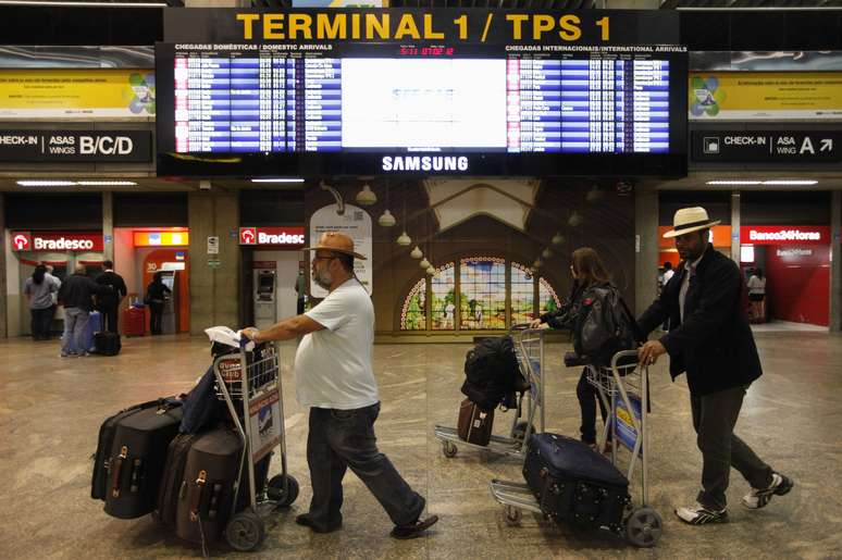 Passageiros no aeroporto de Guarulhos, em São Paulo
07/02/2012
REUTERS/Nacho Doce 