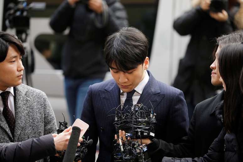 Membro da banda de k-pop Big Bang chega para prestar depoimento em delegacia policial em Seul, na Coreia do Sul
14/03/2019
REUTERS/Kim Hong-Ji