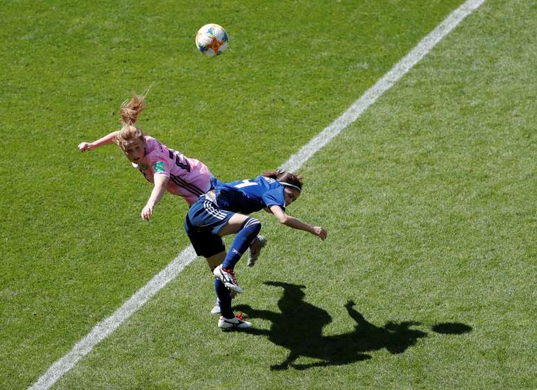 Erin Cuthbert, da Escócia, e Yui Hasegawa, do Japão, disputam jogada em partida da Copa do Mundo
14/06/2019
REUTERS/Stephane Mahe