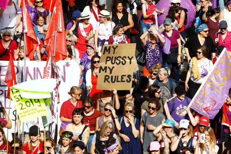 Manifestantes protestam durante greve de mulheres em Zurique, na Su&iacute;&ccedil;a
14/06/2019 REUTERS/Arnd Wiegmann 