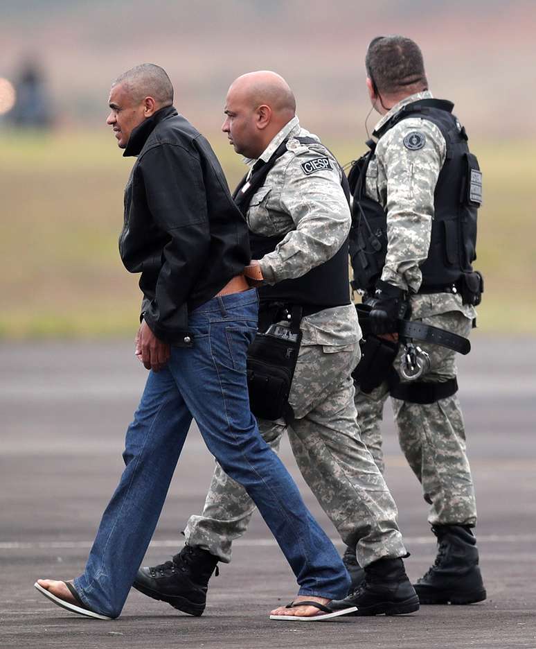 Adélio Bispo de Oliveira é escoltado por policiais federais ao ser transferido para prisão em Campo Grande
08/09/2018
REUTERS/Ricardo Moraes