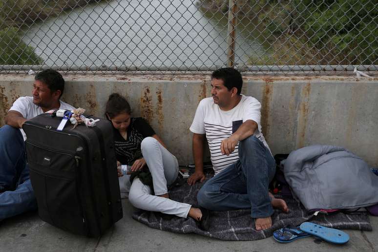 Refugiados vindos da Guatemala em busca de asilo nos EUA aguardam no lado mexicano da fronteira com os EUA
25/07/2018
REUTERS/Loren Elliott