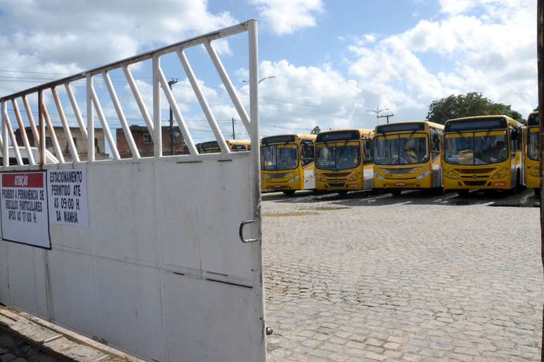 Motoristas aderem greve geral contra a Reforma da Previdência em Salvador (BA), nesta sexta-feira (14). Ônibus não saíram da garagem.