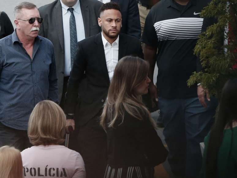 Neymar chegou de muletas por conta lesão que o tirou da Copa América (Foto: AFP)