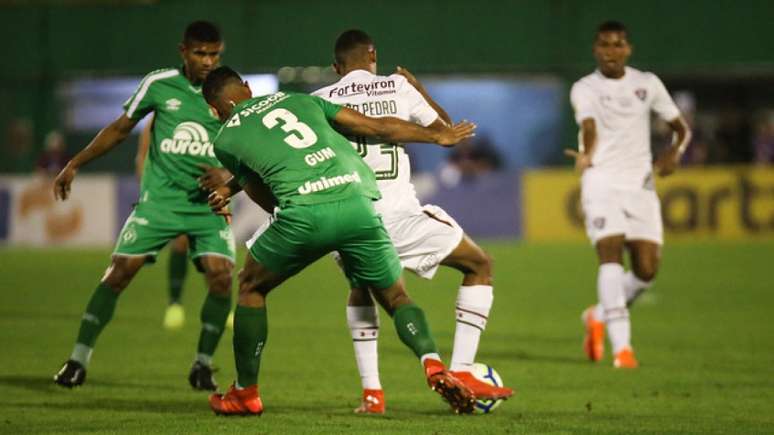 No duelo da experiência de Gum, contra a juventude de João Pedro, deu empate (Foto: Lucas Merçon/Fluminense)