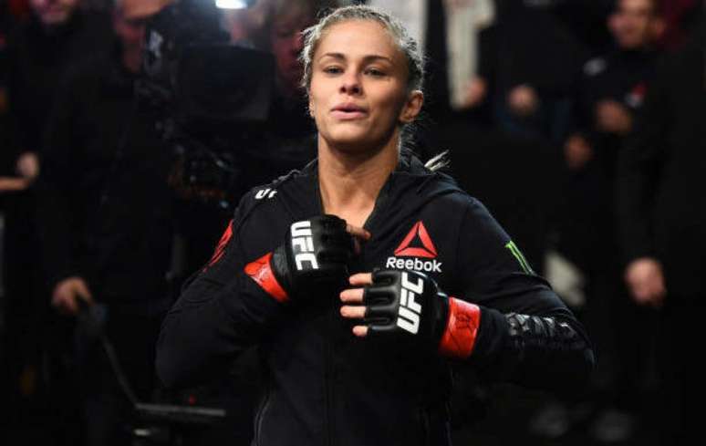 Paige VanZant passou por um delicado procedimento cirúrgico no antebraço e precisará ficar de molho (Foto: Getty Images/UFC)