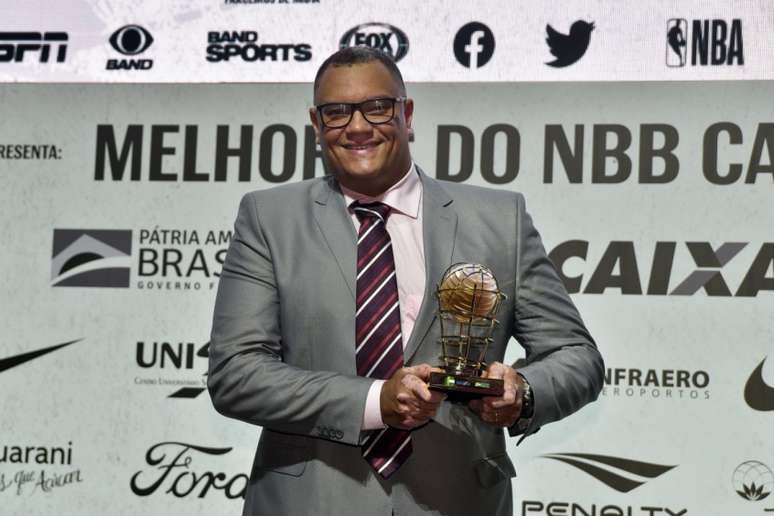 Léo Figueiró recebeu o troféu na Festa dos Melhores da última noite (Foto: Divulgação/NBB)