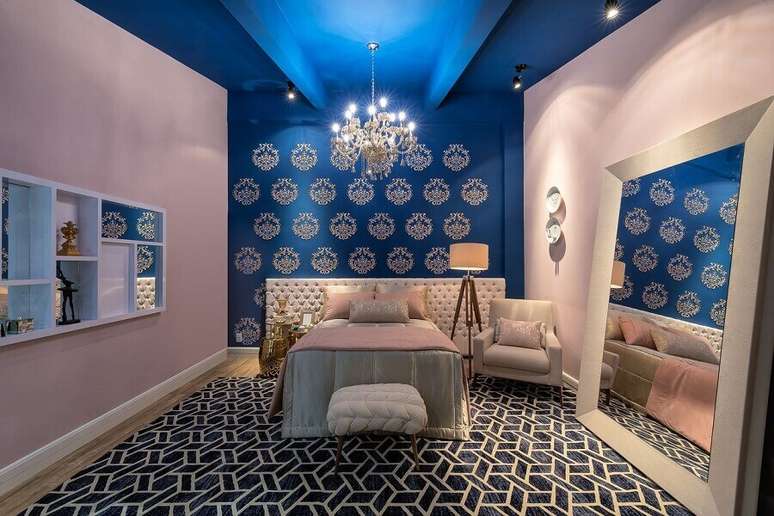14. Decora&ccedil;&atilde;o com lustres para quarto pintado de azul e rosa