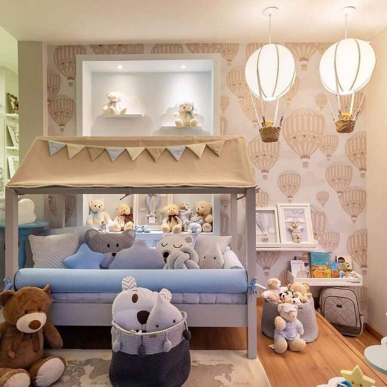 52. Decoração lúdica com lustre para quarto de bebê – Foto: Pinterest