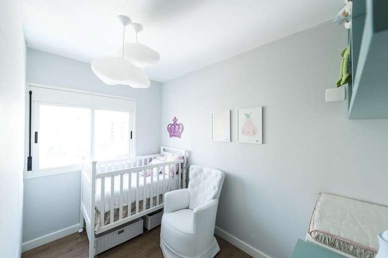 21. Modelo de lustres para quarto em formato de nuvem, perfeito para decorar o quarto do bebê