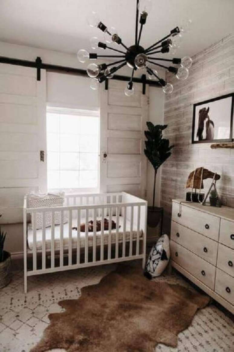 60. Os lustres para quarto de bebê também podem ter um design moderno – Foto: Little and Luxe