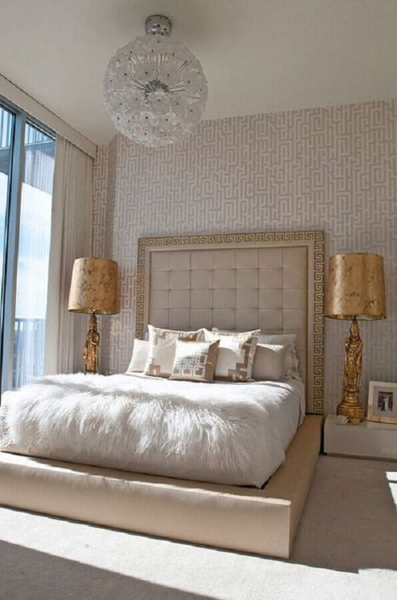 61. Os lustres para quarto são perfeitos para deixar a decoração mais sofisticada – Foto: We Heart It