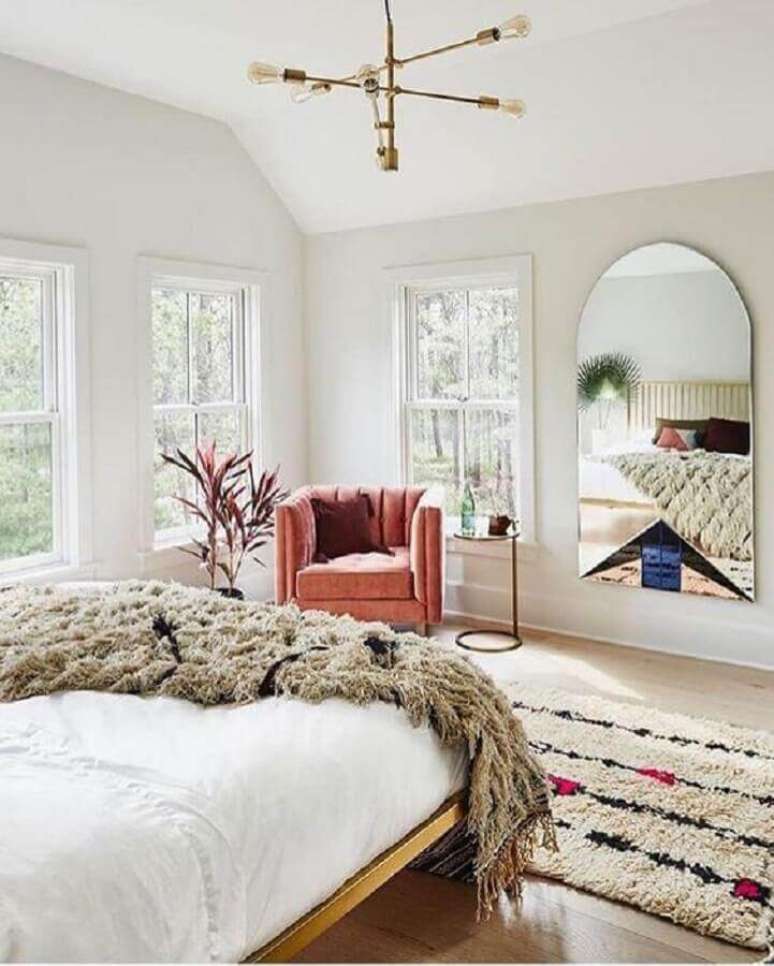 64. Lustres para quarto decorados todo branco ganham destaque no ambiente – Foto: Design d’intérieur