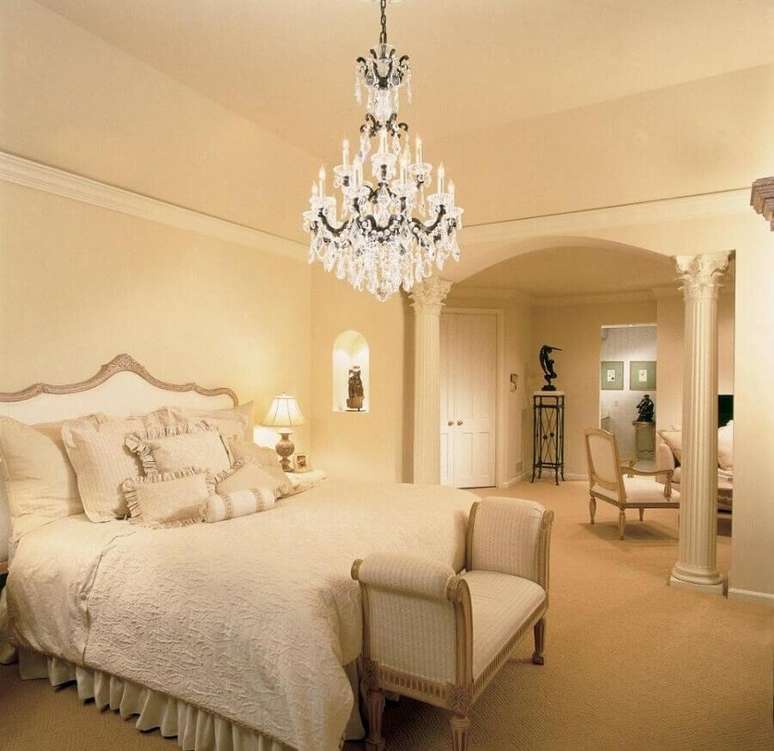 40. Todo em cristal, esse modelo de lustre para quarto garantiu ainda mais requinte para o ambiente decorado