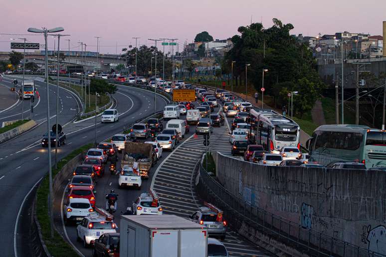 Trânsito intenso na Radial Leste, na altura do metrô Tatuapé, na zona leste da capital paulista